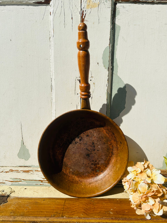 LARGE VINTAGE HAMMERED COPPER WITH WOOD HANDLE PAN