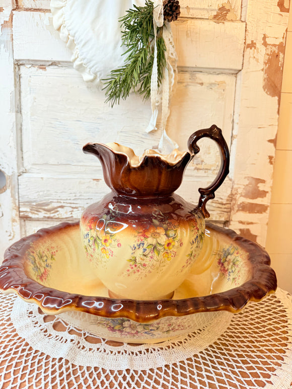 EXTRA EXTRA RARE ENGLAND PITCHER AND BASIN SET