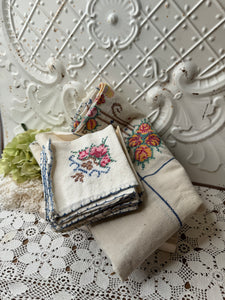 EMBROIDERED NAPKINS AND TABLECLOTH VINTAGE SET