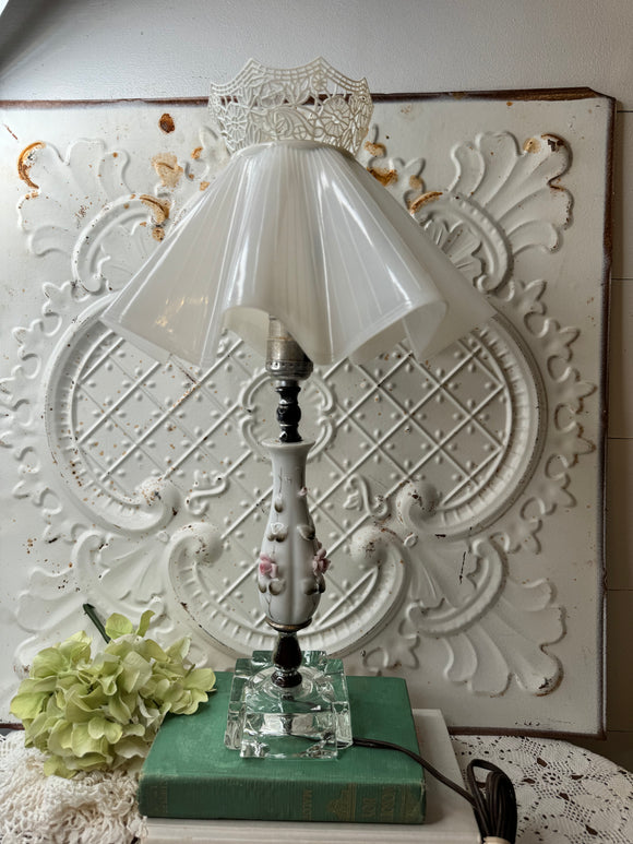 PORCELAIN FLORAL VINTAGE LAMP WITH LUCITE TOP