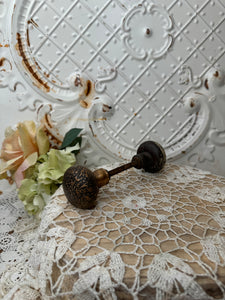 ANTIQUE ARCHITECTURAL SALVAGE DOORKNOB DECOR