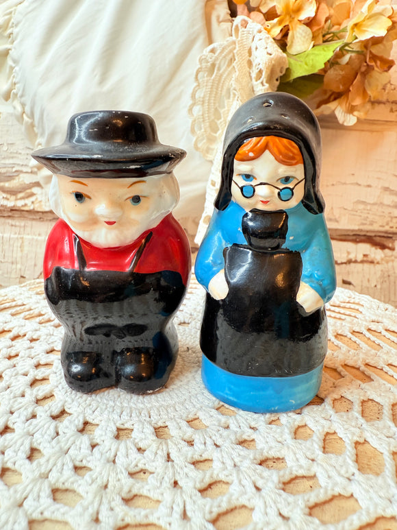 VINTAGE AMISH COUPLE SALT AND PEPPER SHAKERS