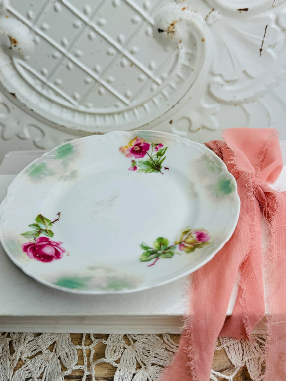 FLORAL DETAIL VINTAGE PLATE