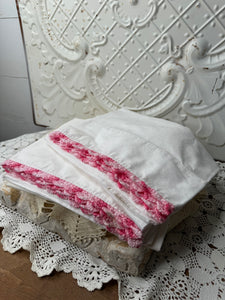 PAIR OF VINTAGE PINK DETAILED PILLOWCASES