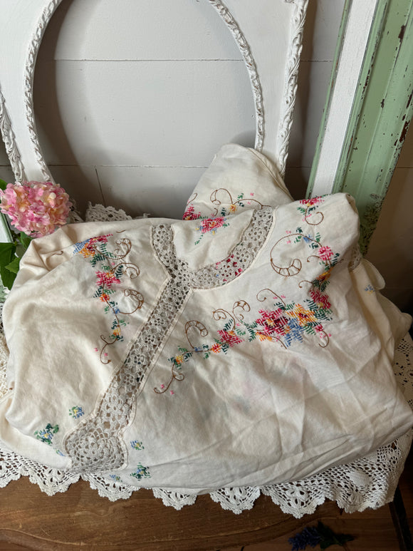 DETAILED EMBROIDERED FLORAL BLANKET TABLECLOTH VINTAGE