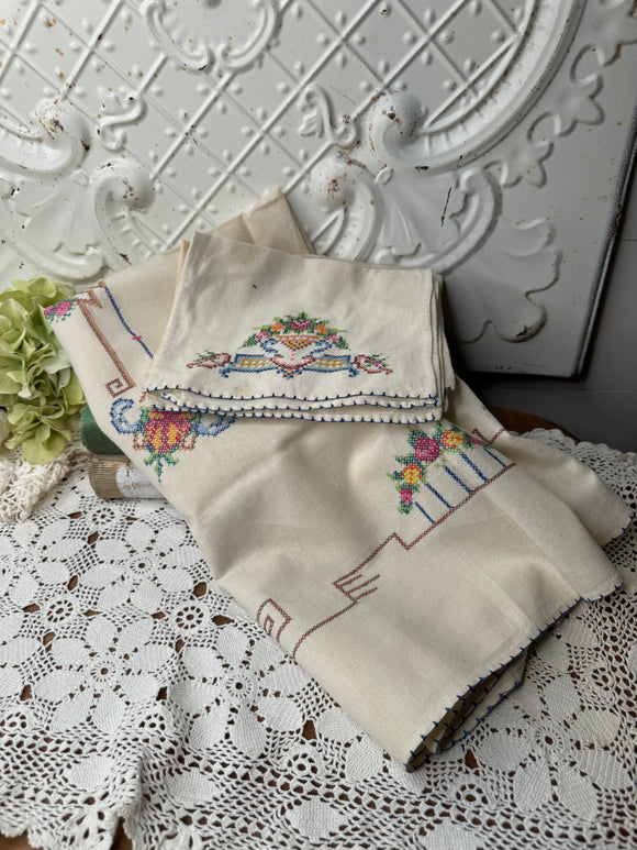 VINTAGE EMBROIDERED FLORAL SET - TABLECLOTH AND 4 NAPKINS