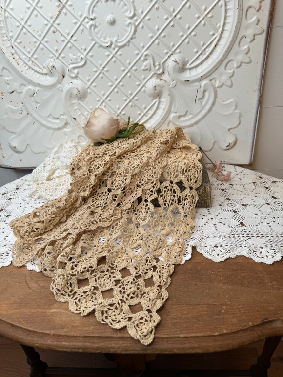 ECRU ANTIQUE DOILY CENTERPIECE RUNNER