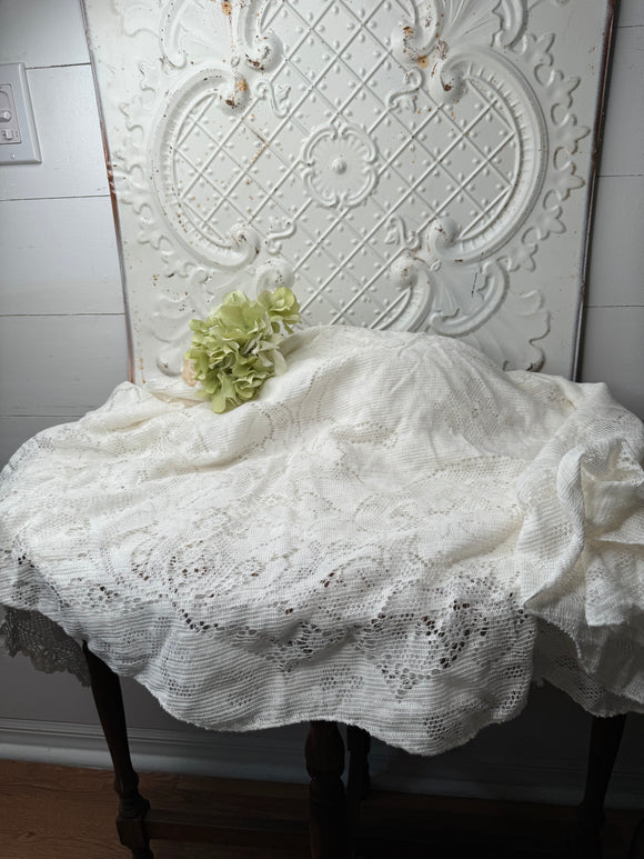 VINTAGE LACEY ROUND TABLE CLOTH