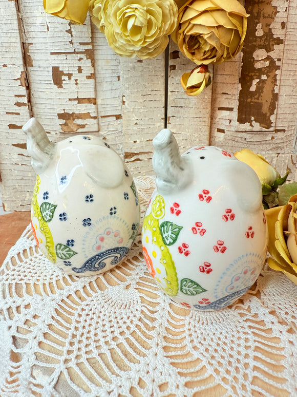 VINTAGE PAIR OF ORNATE ELEPHANT SALT AND PEPPER SHAKERS