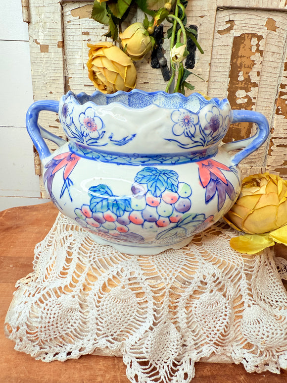 VINTAGE ASIAN BLUE AND WHITE 2 HANDLED POT