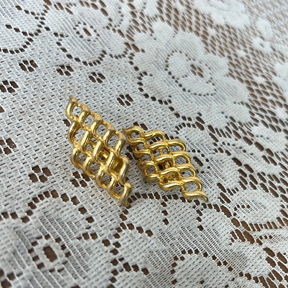 VINTAGE GOLDEN WAVY UNIQUE CLIP ON EARRINGS