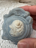 VINTAGE VICTORIAN CAMEO ROSE BLUE SOAPSTONE AMAZING RING HOLDER BOX