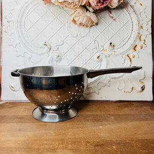 VINTAGE METAL COLANDER WITH HANDLE