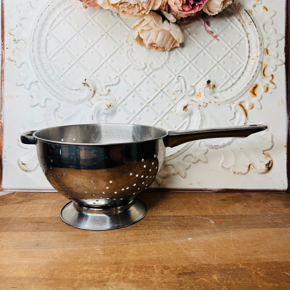 VINTAGE METAL COLANDER WITH HANDLE
