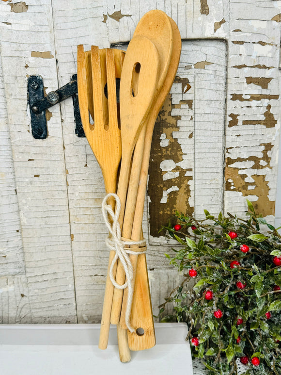 SET OF VINTAGE WOODEN COOKING SPOONS