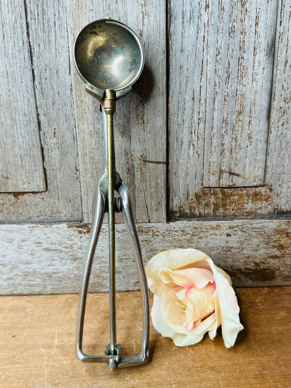 VINTAGE ICE CREAM SCOOP