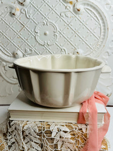 VINTAGE PORCELAIN BUNDT PAN