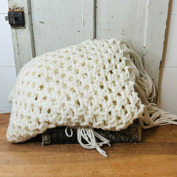 VINTAGE HAND KNIT CREAM COLORED SHAWL