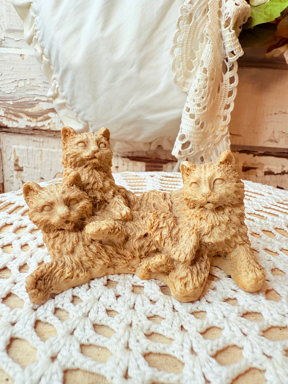 RESIN CATS FIGURINE