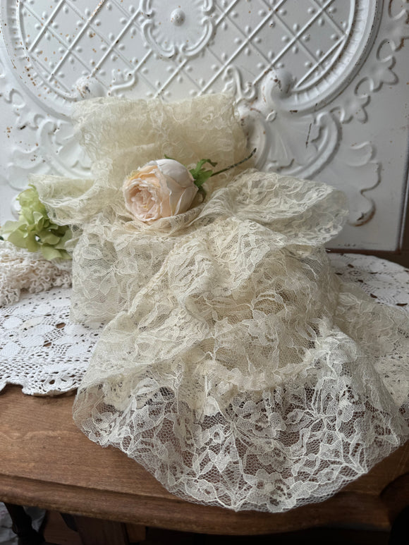 VINTAGE LACE TABLECLOTH