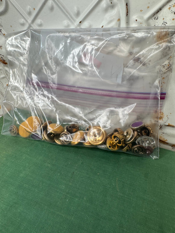 LOT OF VINTAGE BUTTONS - GOLD