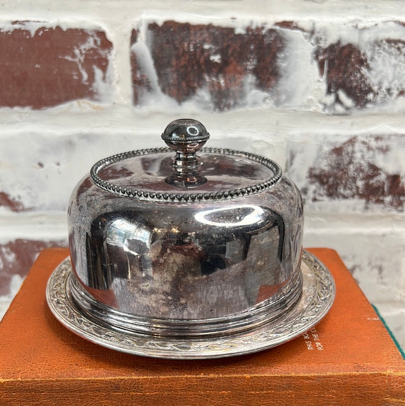 ANTIQUE SILVER SMALL PLATE WITH CLOCHE DETAILED