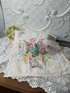 VINTAGE FLORAL TABLE RUNNER