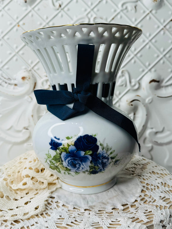 BLUE FLORAL ORNATE VINTAGE VASE