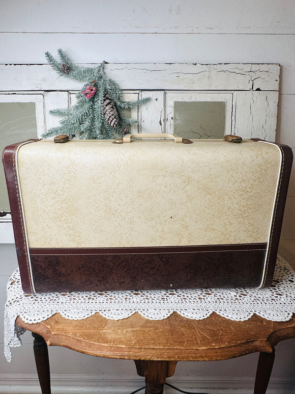 1950S HARD SHELL BEIGE GREEN LARGE SUITCASE