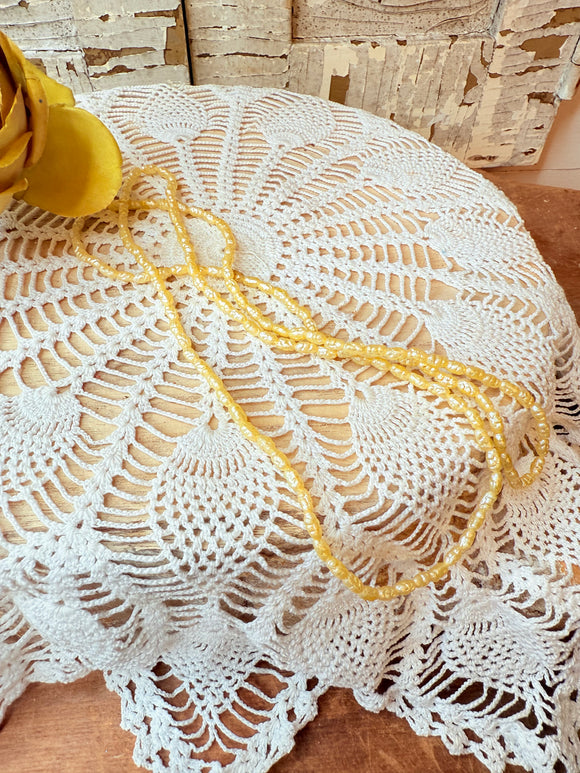 BEAUTIFUL VINTAGE YELLOW BEAD NECKLACE