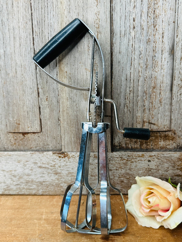 VINTAGE METAL EGG BEATER WITH LUCITE HANDLE