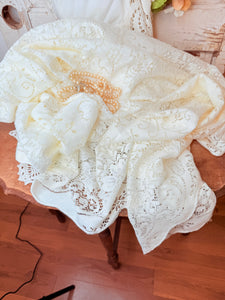 VINTAGE LACE TABLECLOTH