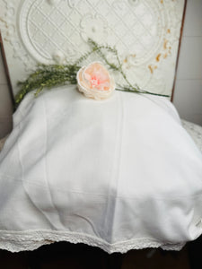 XL OVAL LINEN AND LACE ANTIQUE TABLE CLOTH