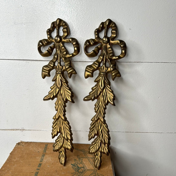 VINTAGE BRASS WALL HANGING SET