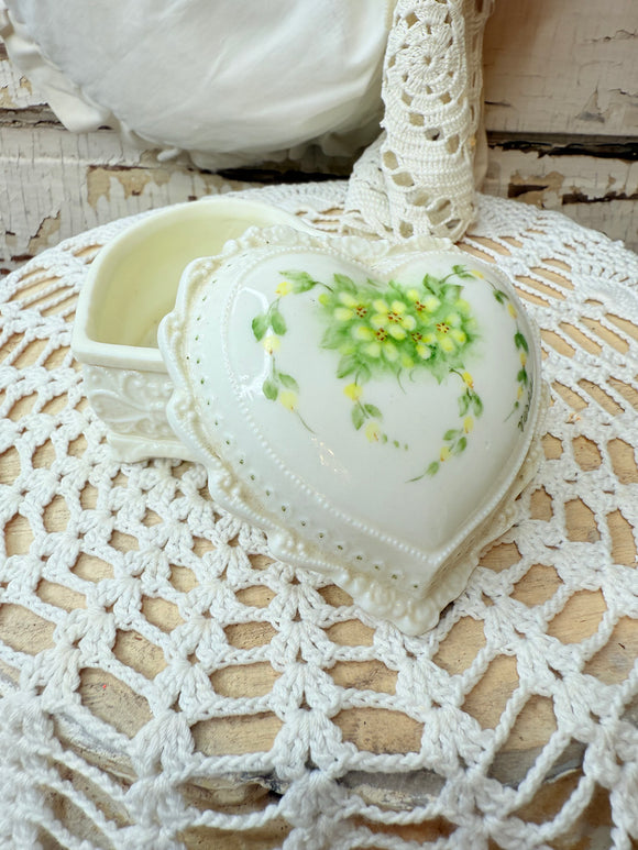 VINTAGE YELLOW FLORAL HEART SCALLOPED ORNATE JEWELRY TRINKET BOX