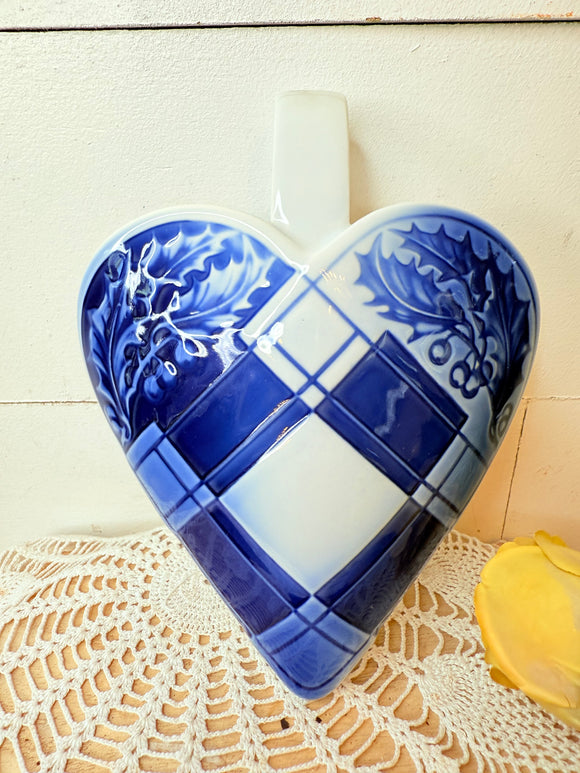 RARE BLUE BING AND GRONDAHL CHRISTMAS VASE WALL POCKET HOLLY BLUE WHITE