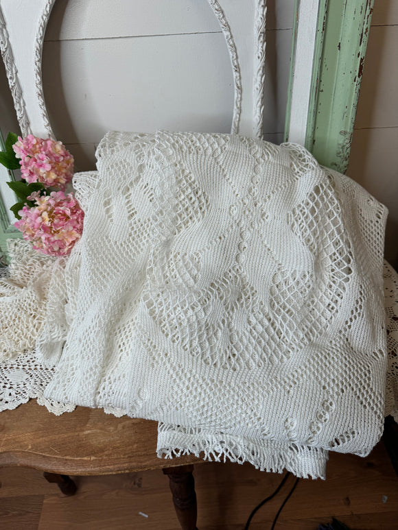 LARGE VINTAGE LACE BLANKET TABLECLOTH