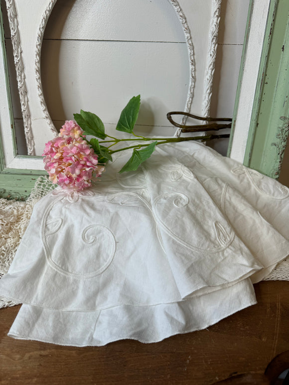 VINTAGE DETAILED TABLECLOTH