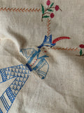 EMBROIDERED VINTAGE TABLECLOTH DETAILED