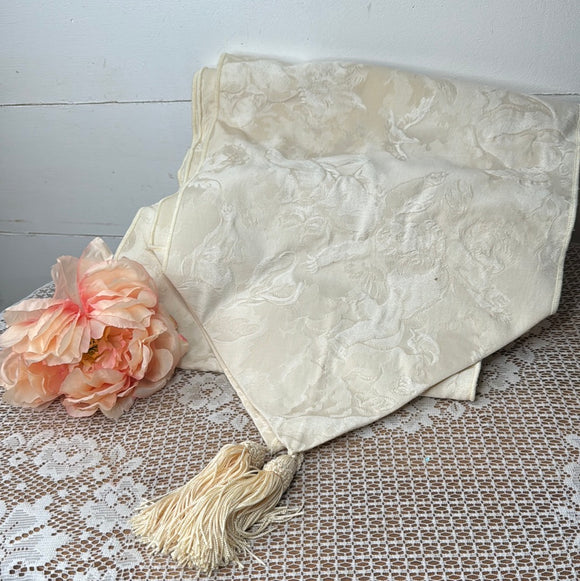 VINTAGE DETAILED TABLE RUNNER WITH TASSELS