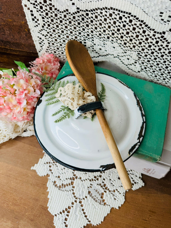 ENAMAL LID AND VINTAGE WOODEN SPOON SET