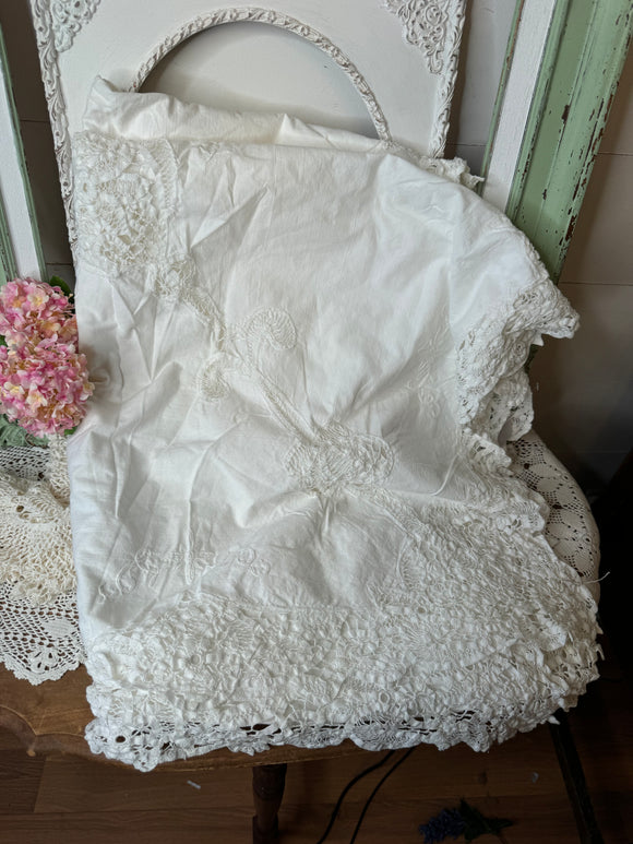 VINTAGE DETAILED LARGE TABLECLOTH