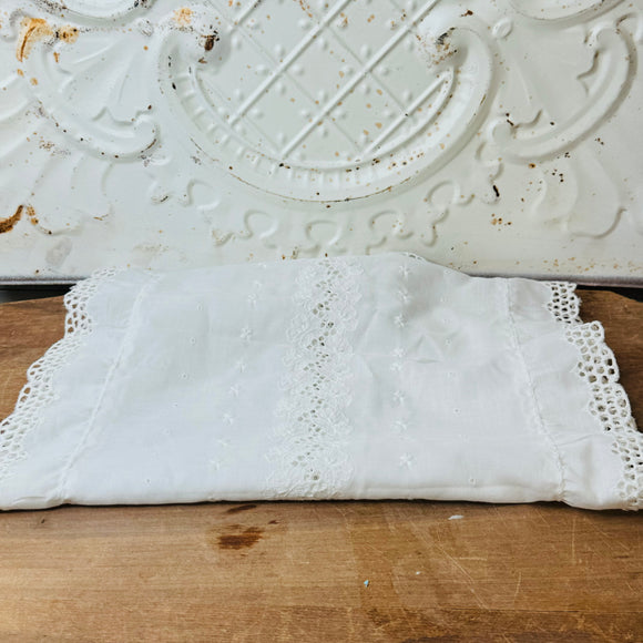VINTAGE EYELET LACE RUNNER