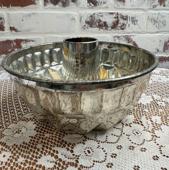 FLUTED METAL BUNDT PAN VINTAGE