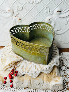 HEART SHAPED DETAILED VINTAGE PLANTER - MEDIUM