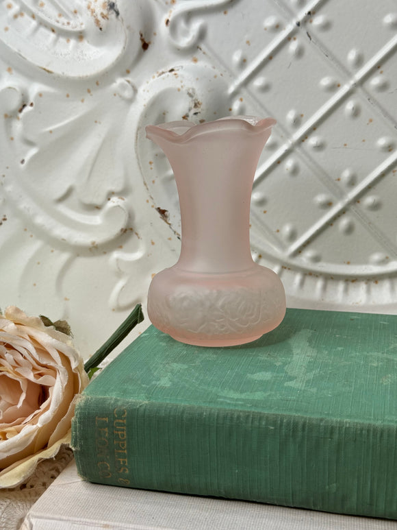 FROSTED PINK VINTAGE GLASS SCALLOPED ORNATE VASE