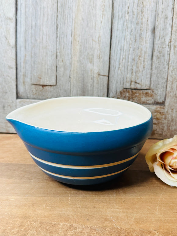 VINTAGE DEBCO MEDIUM NESTING BOWL WITH SPOUT