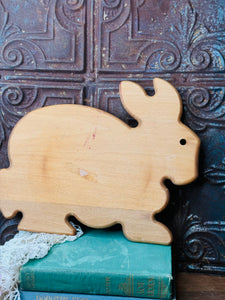 WOODEN BUNNY CUTTING BOARD VINTAGE