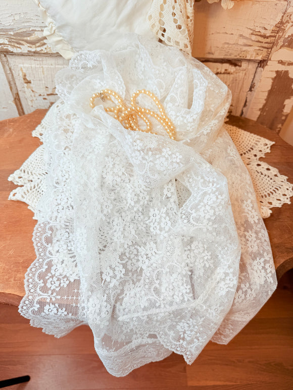 EXTRA LONG ANTIQUE LACE RUNNER