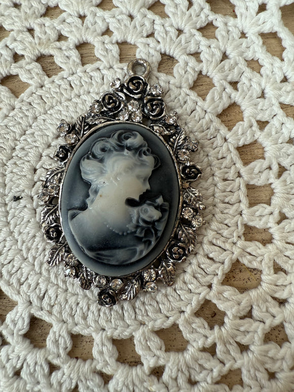 VINTAGE CAMEO PENDANT